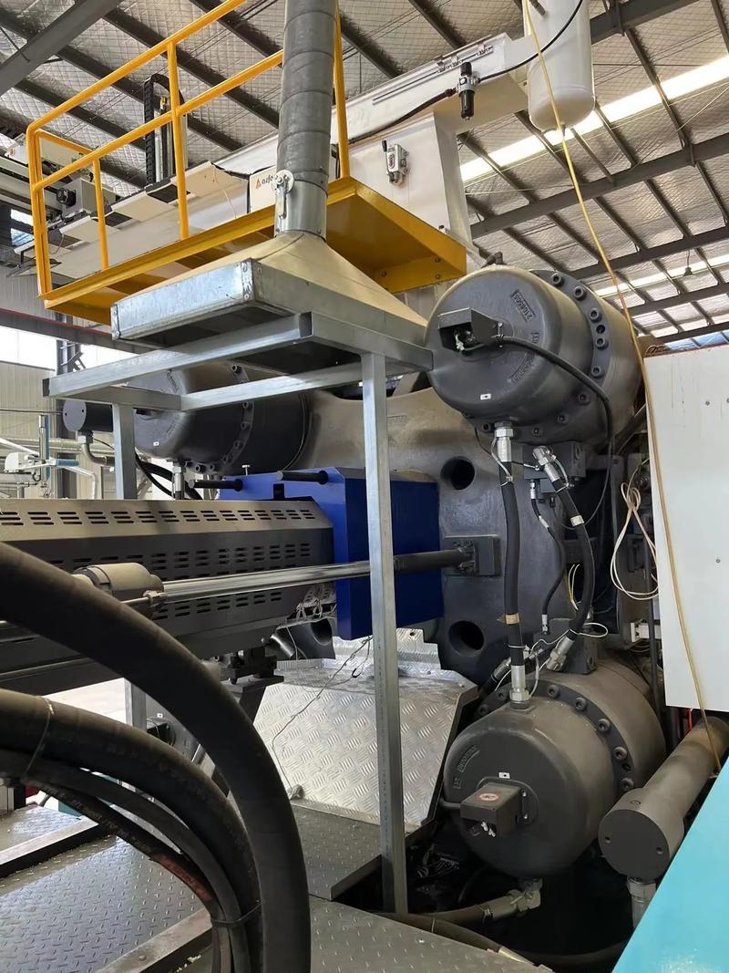 解析山東工廠海天1080T注塑機 含油系統、料斗配置與機械手集成